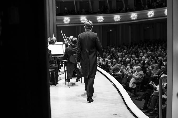Klaus Mäkelä enters from the wings