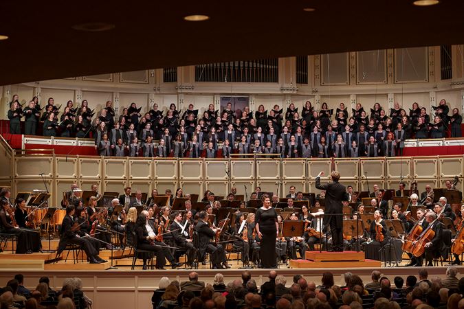 A wideshot of Zell Music Director Designate Klaus Mäkelä leading the Chicago Symphony Orchestra and Chorus, Weibke Lehmkuhl and Uniting Voices Chicago in Mahler's Third Symphony