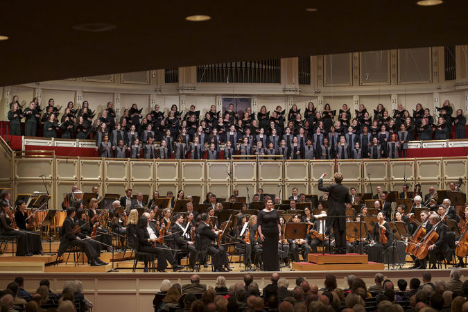 A wideshot of Zell Music Director Designate Klaus Mäkelä leading the Chicago Symphony Orchestra and Chorus, Weibke Lehmkuhl and Uniting Voices Chicago in Mahler's Third Symphony