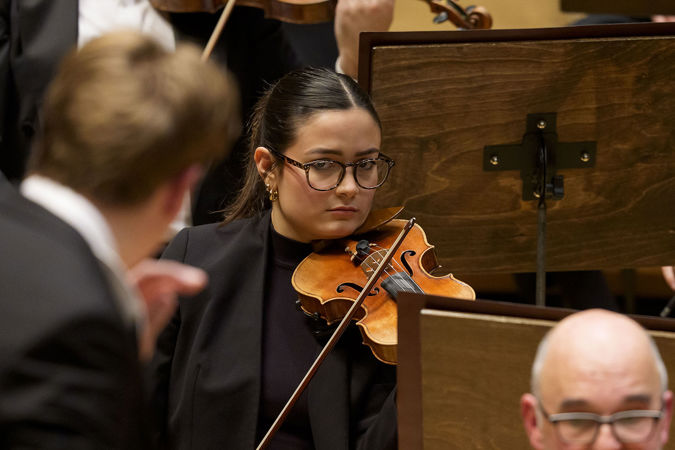 CSO violinist Gabriela Lara watches Mäkelä for a cue