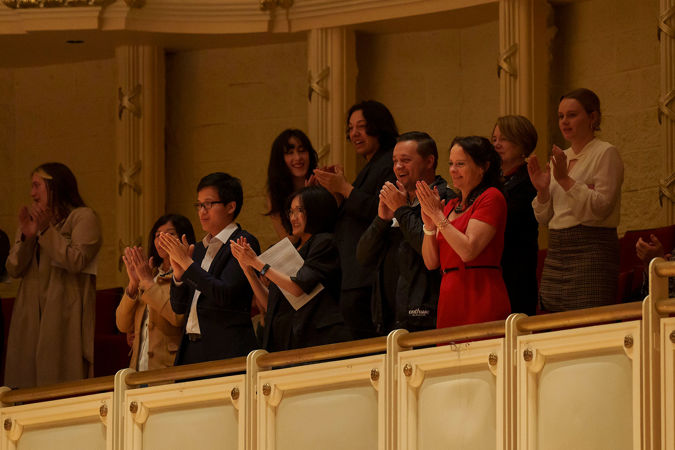 audience clapping