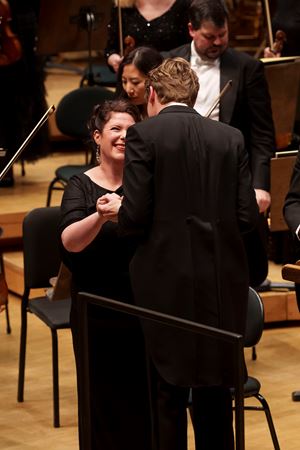 Zell Music Director Designate Klaus Mäkelä congratulating contralto Wiebke Lehmkuhl on stage