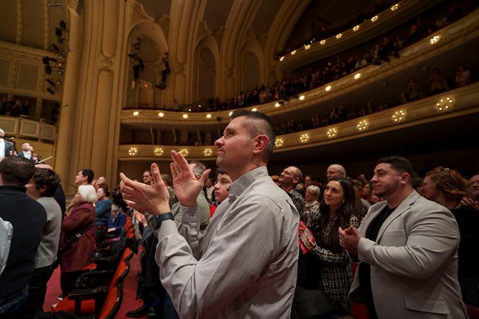 audience members on the main floor give Christian Tetzlaff a standing ovation