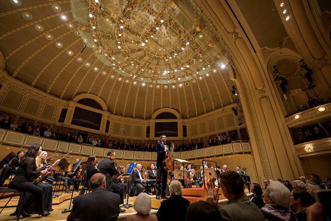 Pablo Sáinz-Villegas takes a bow with his guitar as the audience gives him a standing ovation