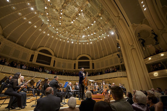 Pablo Sáinz-Villegas takes a bow with his guitar as the audience gives him a standing ovation
