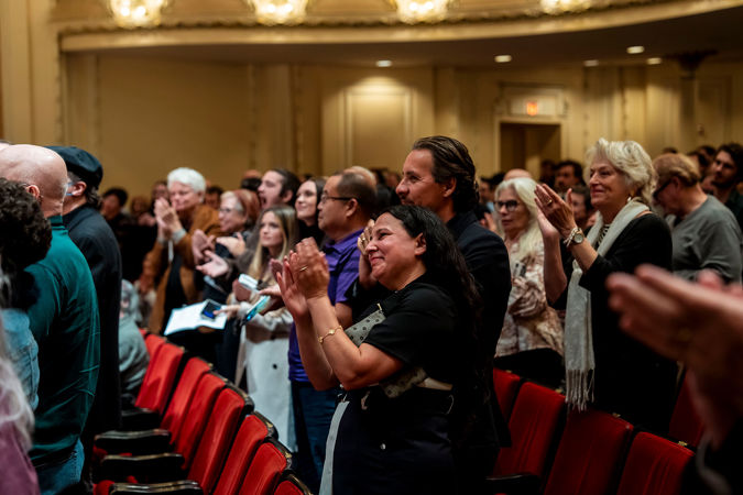 audience clapping