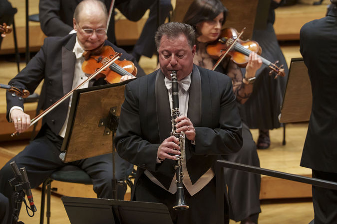Principal Clarinet Stephen Williamson solos in the world premiere performance of Indigo Heaven