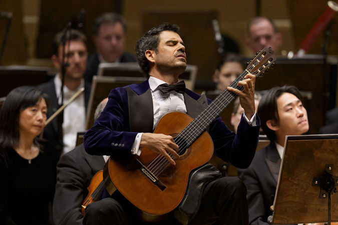 Pablo Sáinz-Villegas strums an encore by Spanish composer Francisco Tárrega