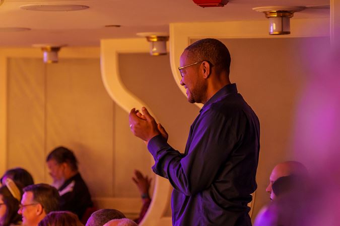 audience member clapping