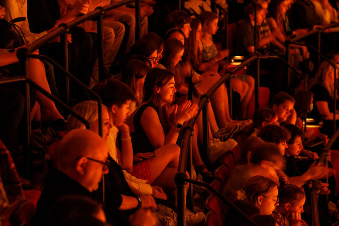 audience clapping