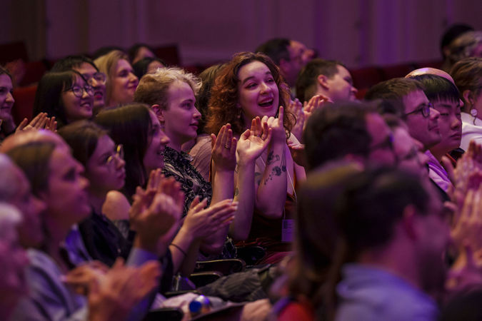 audience clapping
