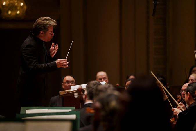 Jakub Hrůša guides the Orchestra through a quiet moment of Shostakovich's Eleventh Symphony
