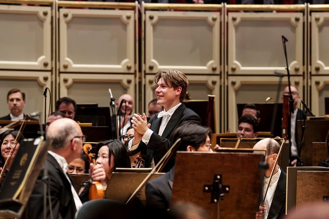 Zell Music Director Designate Klaus Mäkelä applauses CSO musicians on stage