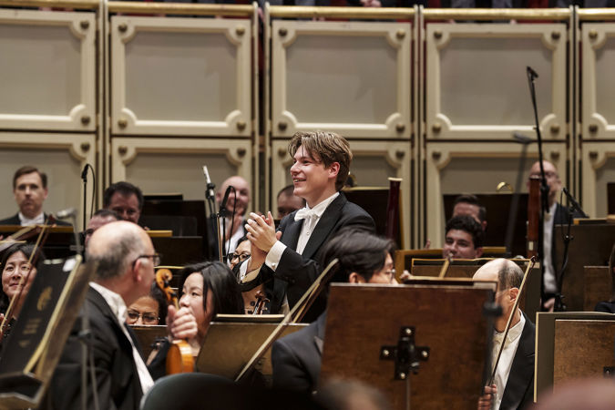 Zell Music Director Designate Klaus Mäkelä applauses CSO musicians on stage