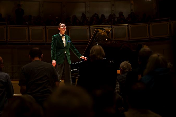 Bow shot of pianist Víkingur Ólafsson on stage