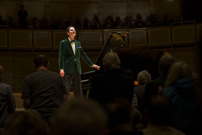 Bow shot of pianist Víkingur Ólafsson on stage