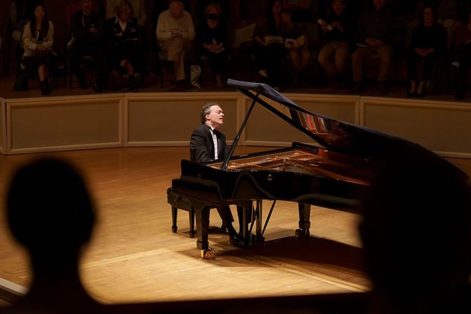 Kisssin playing piano